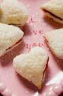 Biscuits remplis de confiture en forme de coeur — Photo de stock