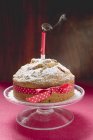 Gâteau d'anniversaire avec arc rouge — Photo de stock