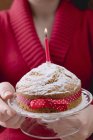 Femme servant gâteau d'anniversaire — Photo de stock