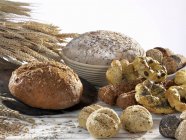 Цільнозерновий хліб і рулони — стокове фото