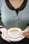 Mulher segurando xícara de café — Fotografia de Stock