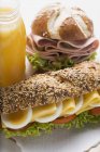 Sandwich, Wurst in Laugenrolle und Saft — Stockfoto