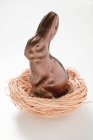 Пасхальный кролик в фольге в гнезде — стоковое фото