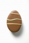 Primo piano vista di uovo di cioccolato dolce con glassa — Foto stock