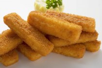 Dedos de pescado empanados con limón y perejil - foto de stock