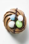 Яйця в шоколадному гнізді — стокове фото