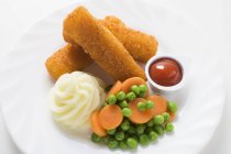 Dedos de peixe com purê de batatas — Fotografia de Stock