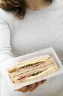 Mulher segurando duas sanduíches — Fotografia de Stock