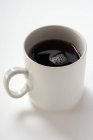 Taza de café negro - foto de stock