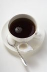 Taza de café con leche y azúcar - foto de stock