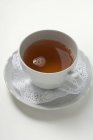 Taza de té negro - foto de stock