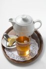 Чорний чай з лимоном — стокове фото