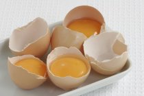 Huevos rotos y abiertos - foto de stock