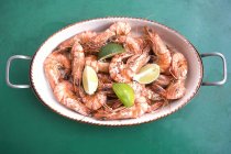 Cooked prawns with sea salt and lime — Stock Photo