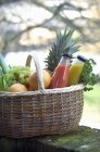 Frutas, legumes e sumos frescos — Fotografia de Stock