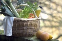 Frutas, legumes e sumos frescos — Fotografia de Stock