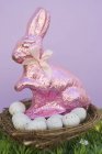Розовый пасхальный кролик — стоковое фото