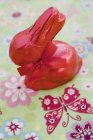 Червоний Пасхальний заєць — стокове фото