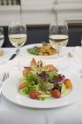 Салат з беконом і келихами вина — стокове фото