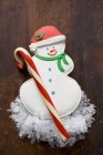 Печенье со снеговиком и конфеты — стоковое фото