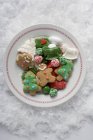 Biscuits de Noël sur assiette — Photo de stock