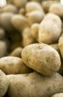 Pilha de batatas cruas limpas — Fotografia de Stock