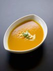 Морквяний суп у маленькій мисці — стокове фото
