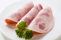 Fette di salsiccia di prosciutto Bierschinken con prezzemolo — Foto stock