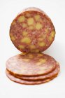 Salsiccia di formaggio parzialmente affettata — Foto stock
