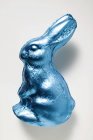 Coniglietto al cioccolato in lamina blu — Foto stock