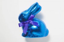 Lapin chocolat en papier d'aluminium bleu — Photo de stock