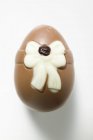 Closeup view of chocolate Easter egg with bow of white chocolate — Stock Photo