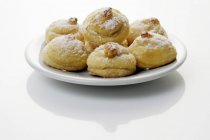 Kekse mit Puderzucker auf Teller — Stockfoto