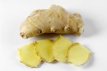 Whole and sliced Fresh ginger roots — Stock Photo