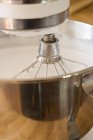 Primo piano vista di crema in mixer alimentare con frusta palloncino — Foto stock