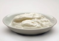 Yogur de leche de oveja - foto de stock