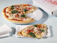 Pizza mit Schinken und Spinat — Stockfoto