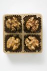 Nueces caramelizadas en caja - foto de stock