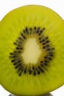 Media fruta kiwi, primer plano - foto de stock