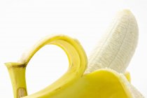 Semi-descascada banana madura — Fotografia de Stock