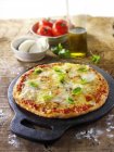 Mozzarella und Schinkenpizza — Stockfoto