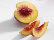 Nectarine fraîche moitié et tranches — Photo de stock