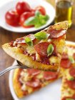 Pizza al salame piccante sul server — Foto stock