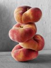 Кучка спелых персиков — стоковое фото