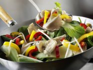 Légumes et champignons aux huîtres dans le wok — Photo de stock