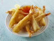Deep-fried prawns with chili sauce — Stock Photo