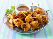 Turkey skewers with chilli dip — Stock Photo