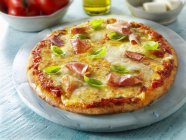 Pizza mit Schinken und Basilikum — Stockfoto