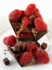 Bolo de chocolate com framboesas — Fotografia de Stock