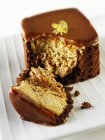 Pequeno bolo de chocolate e caramelo — Fotografia de Stock
